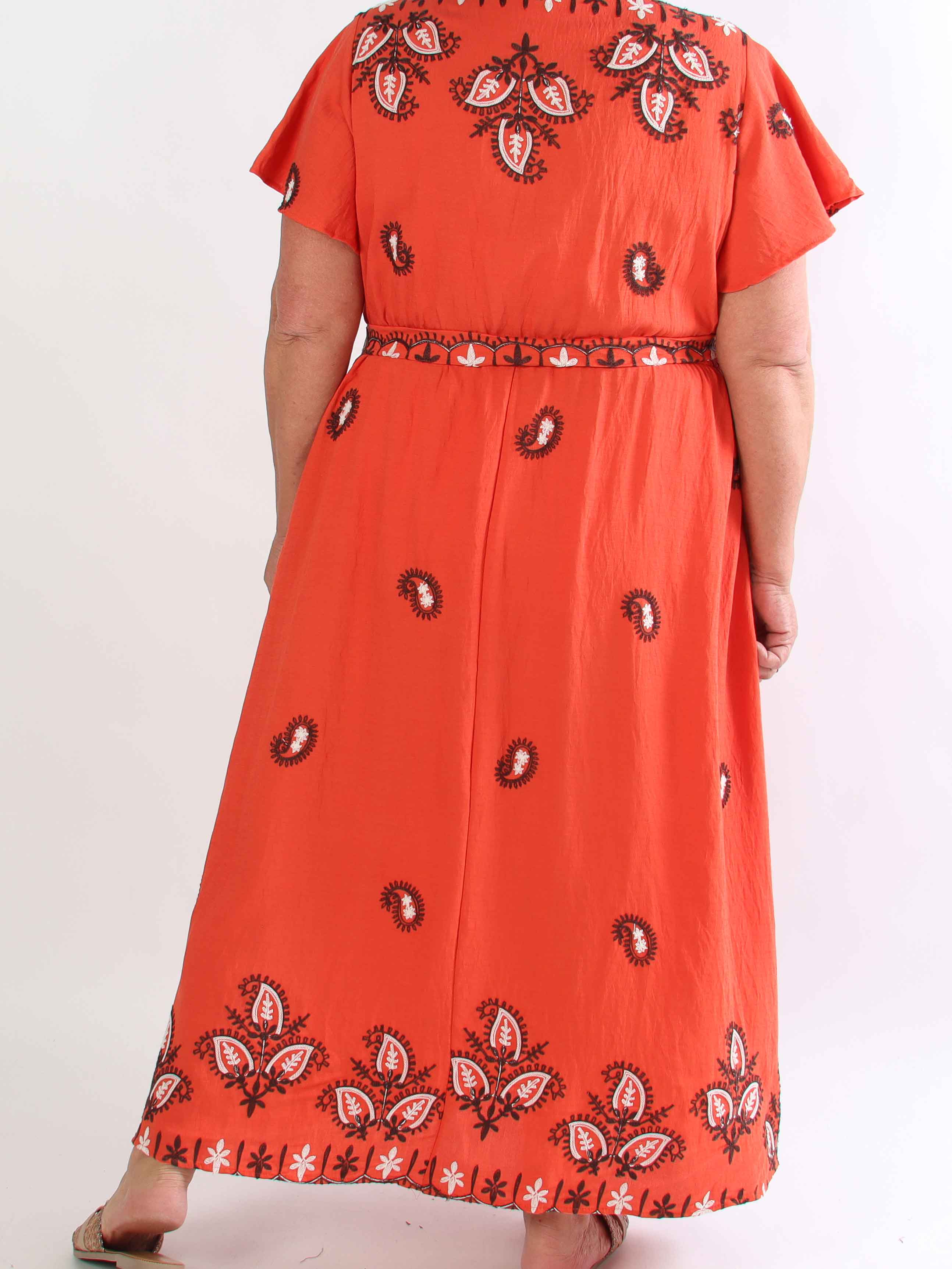 Nidia - Feminin kjole i viskoseblanding med broderet paisley mønster